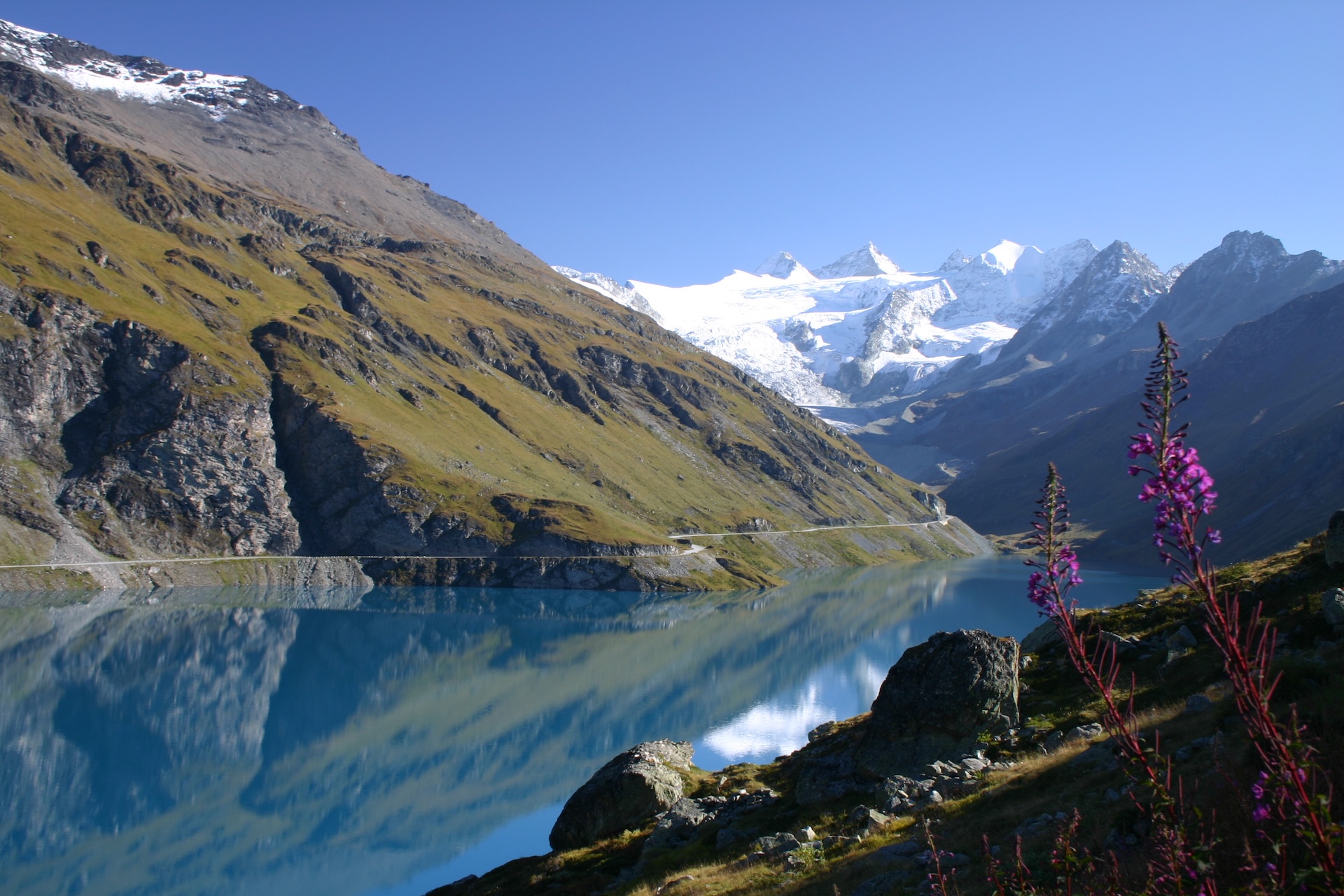 Lac de Moiry, montagnes et glacier...